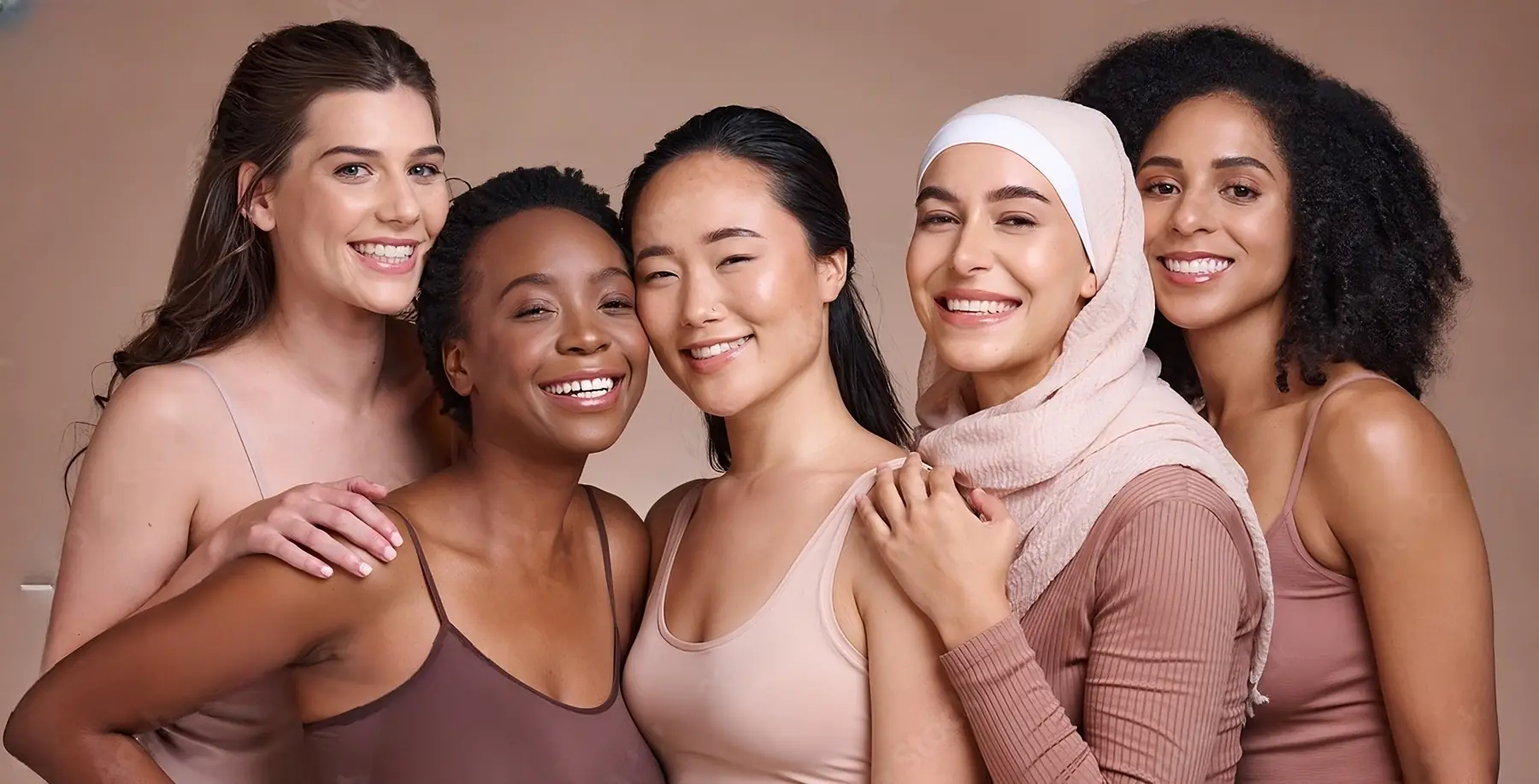 Groupe de femmes souriantes