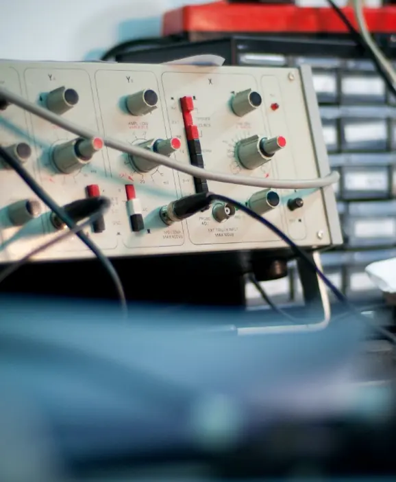 Technicien au travail sur un banc de test