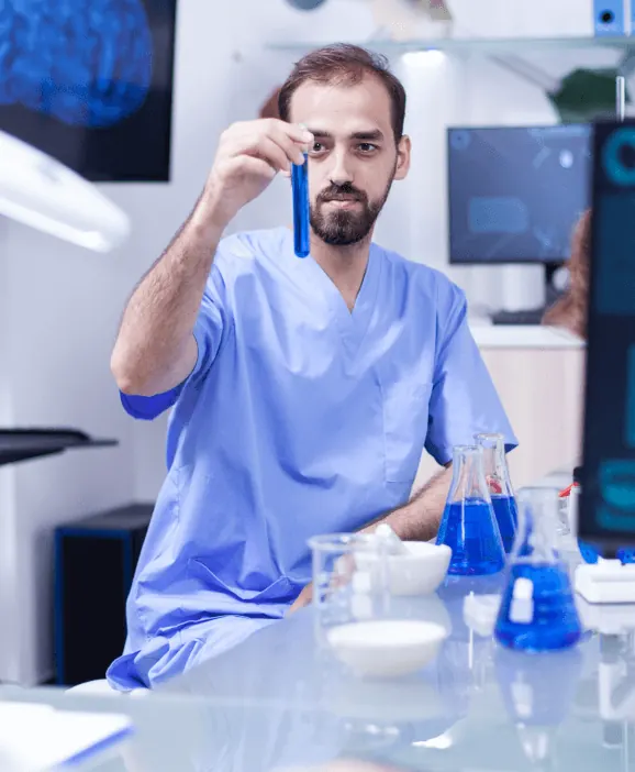 Chercheur pipetant un échantillon