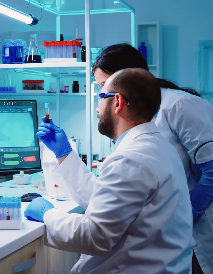 Chercheurs au travail dans un laboratoire